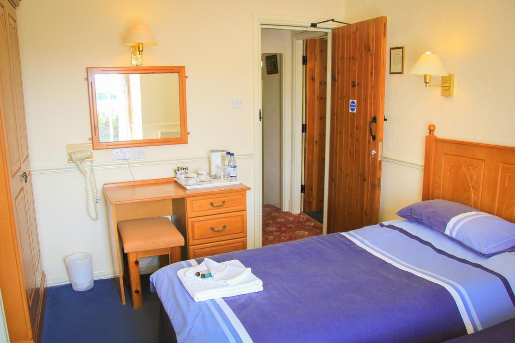 The Red Lion 3*