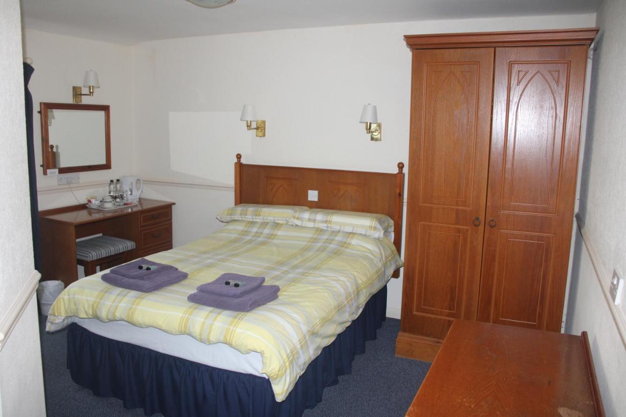 The Red Lion 3*